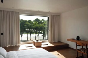 Business suite, uitzicht op heuvels | Uitzicht vanuit de kamer