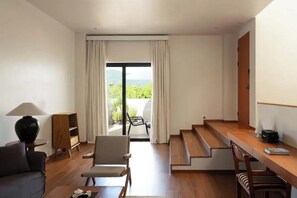 Premier Suite, Hill View | Minibar, desk, laptop workspace, blackout drapes - Quanzhou Wuji Homestay (Quanzhou)