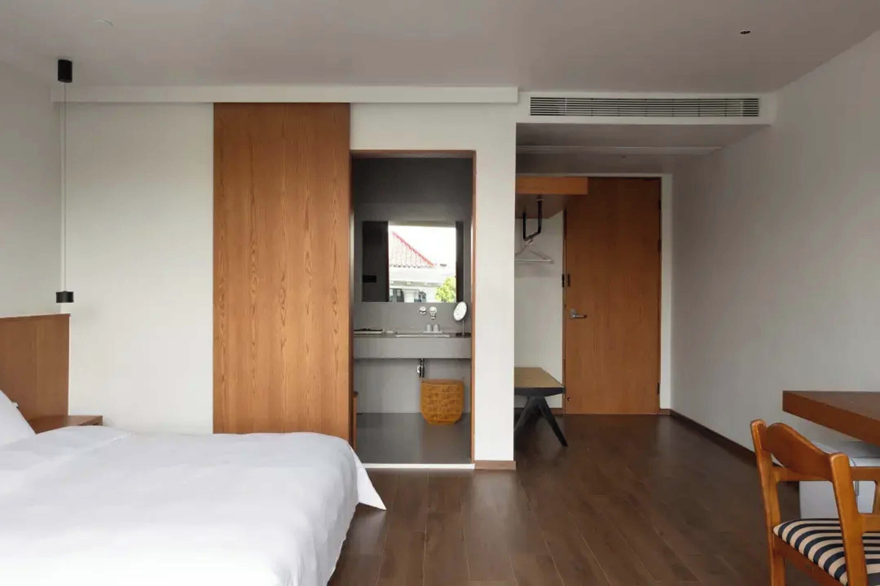 Minibar, escritorio y espacio para trabajar con laptop 