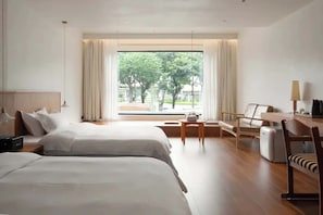 Quarto duplo conforto, vista para o pátio | Área de estar | TV