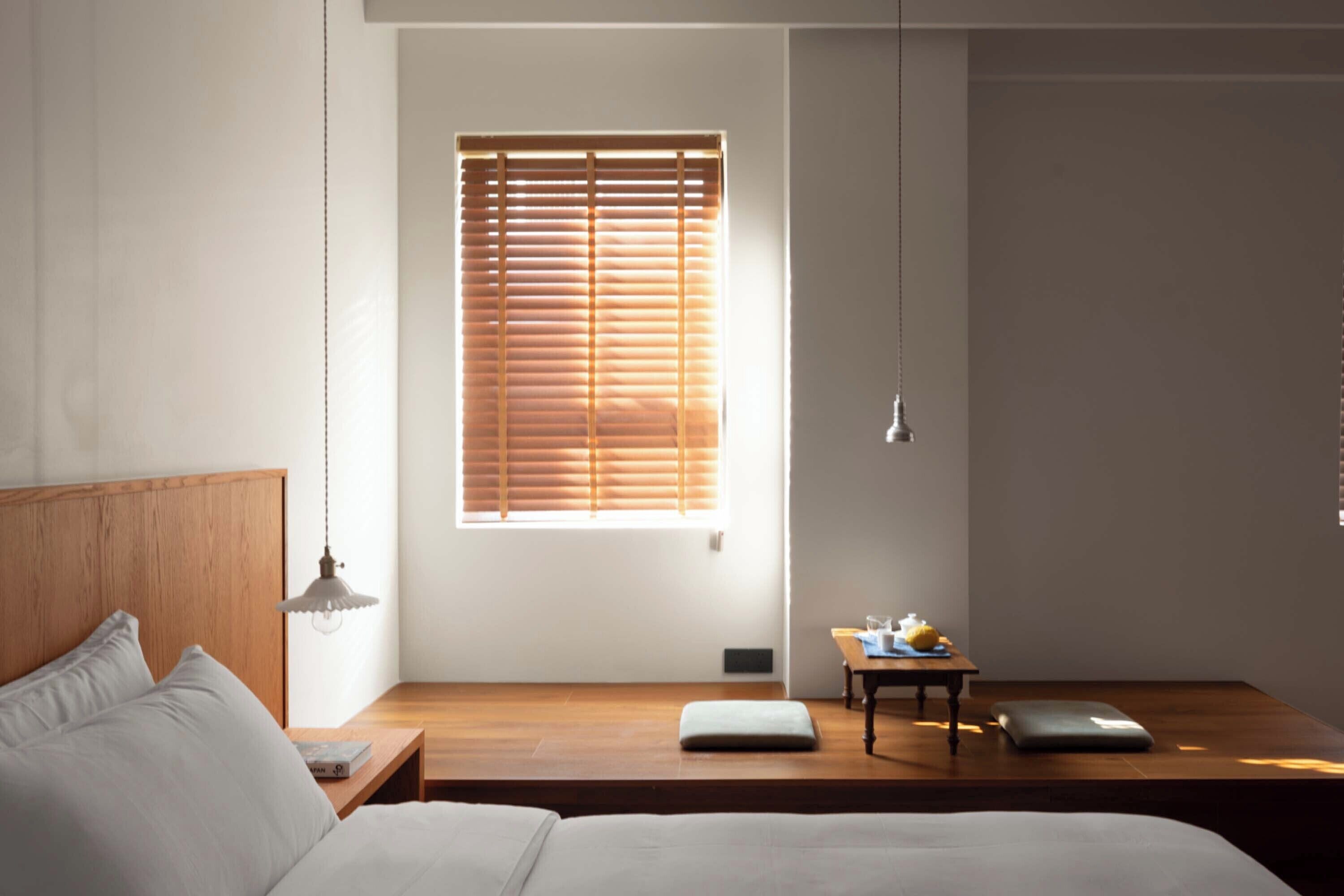 Minibar, escritorio y espacio para trabajar con laptop 