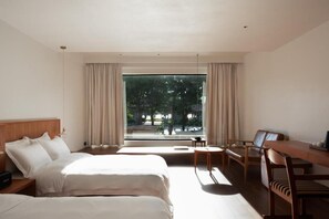 Escritorio, espacio para trabajar con un portátil, cortinas opacas