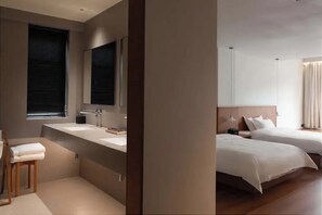 Chambre Confort avec lits jumeaux, vue cour intérieure | Salle de bain