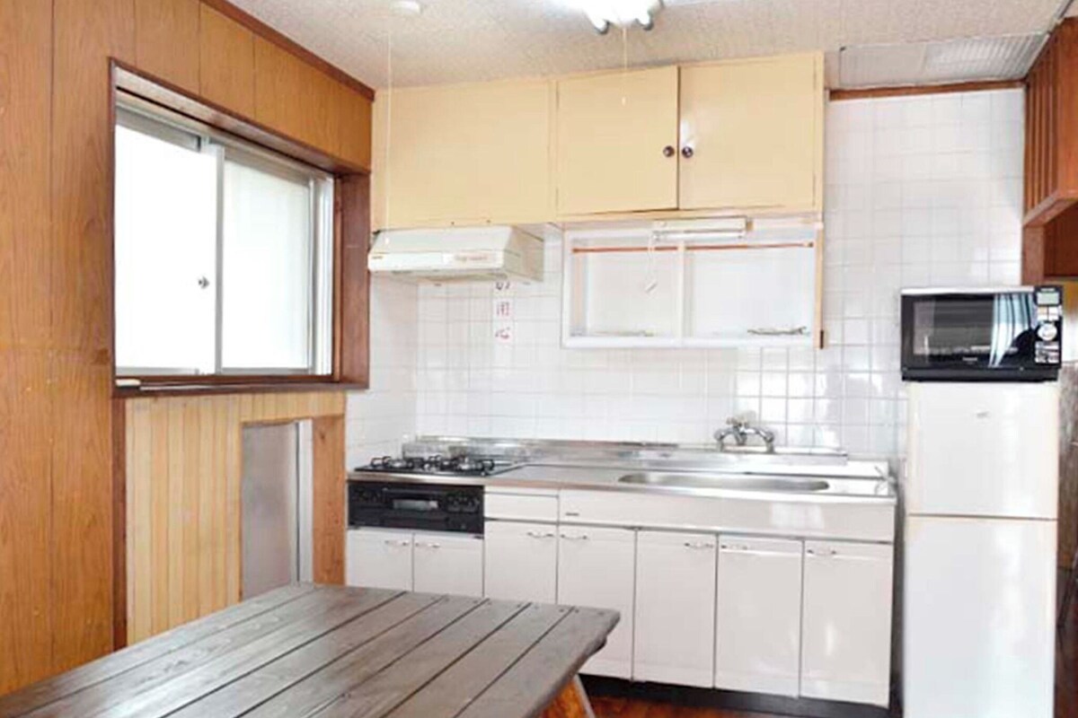 Private kitchen | Mini-fridge, microwave, stovetop