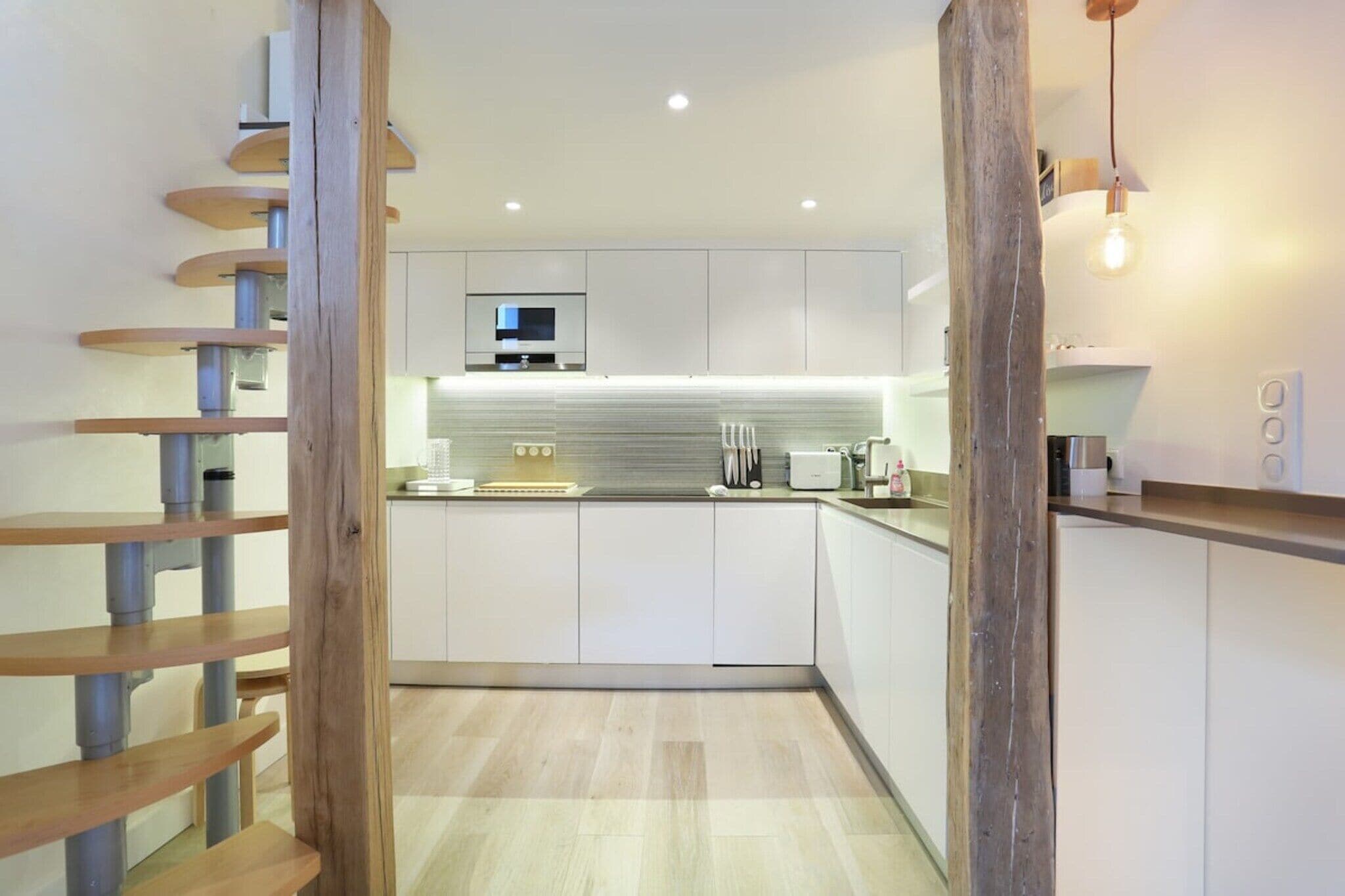 Réfrigérateur, micro-ondes, plaque de cuisson, lave-vaisselle