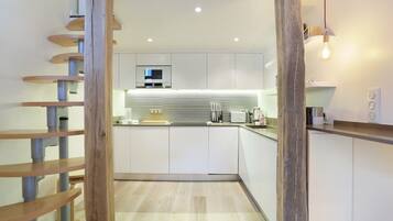 Een koelkast, een magnetron, een kookplaat, een vaatwasser