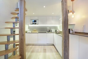 Kühlschrank, Mikrowelle, Herdplatte, Geschirrspüler