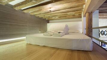 3 quartos, escrivaninha, ferros/tábuas de passar roupa, berço de viagem