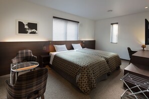 A hotel room with a bed, a desk, a chair, and a small table. - Tassel Inn Kyoto Kawaramachi Nijo (Kyoto)