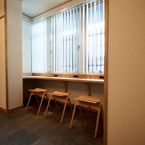 A room with a window, a desk, and three wooden stools. - Tassel Inn Kyoto Kawaramachi Nijo (Kyoto)