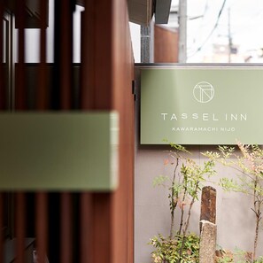 A sign for Tassel Inn with a minimalist design, located in Kawaramachi Nijo. - Tassel Inn Kyoto Kawaramachi Nijo (Kyoto)