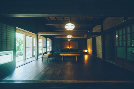 Interior. Kominkayado Loof Sannoie