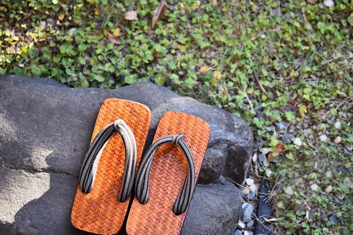 Une paire de tongs posée sur un rocher.