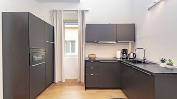 Réfrigérateur, micro-ondes, plaque de cuisson, lave-vaisselle