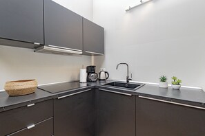 Frigorifero, microonde, piano cottura, lavastoviglie