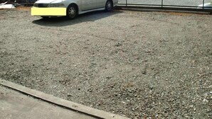 Ein Parkplatz mit zwei Autos.