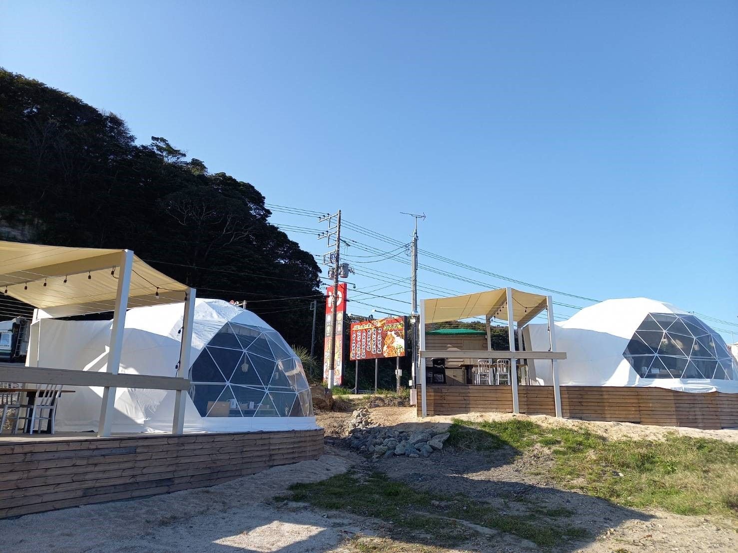 Una serie de estructuras en forma de cúpula con plataformas de madera, posiblemente para eventos o reuniones al aire libre.