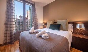 Iron/ironing board, WiFi, bed sheets - PdG15 Suite E: Premium 3BR, 3Bath on Paseo de Gracia, Steps from Plaça Catalunya (Barcelona)