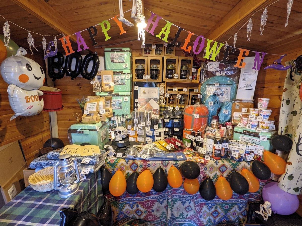 Una exhibición temática de Halloween con varios artículos y decoraciones.