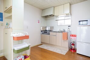 Private kitchen - Enoshima Apartment Hotel (Kamakura)