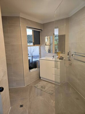 Shower, towels - Secluded and private part of the house with space (Winthrop)