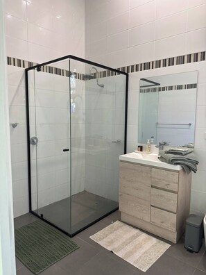 Shower - Roslyn’s Cottage Country Escape in Tamborine (Tamborine)