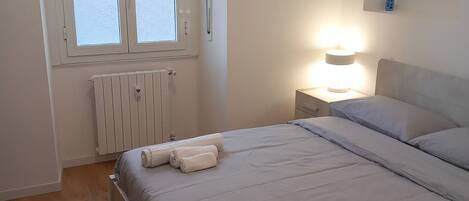 Een strijkplank/strijkijzer, internet, beddengoed