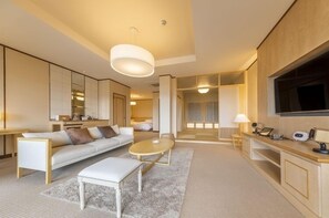 Living area - Kamisuwa Onsen Katakura Silk Hotel (Suwa)