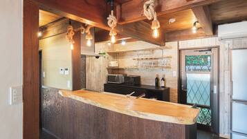 Minikjøleskap, mikrobølgeovn og kokeplater