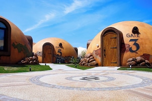 Un edificio con diseño circular, con la etiqueta 'GATE 5' y 'GATE 3'.