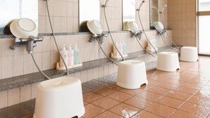 Eine öffentliche Toilette mit mehreren Waschbecken, Spiegeln und Handtrocknern.