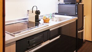 Una cucina moderna dotata di lavastoviglie, forno a microonde e frigorifero.