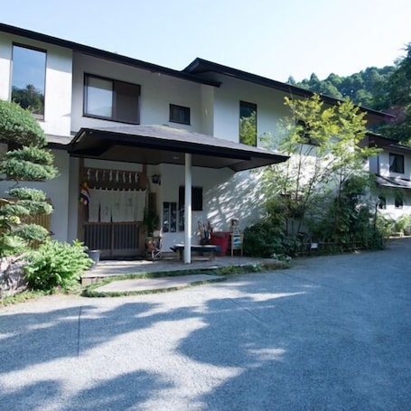 Exterior. Yomogitei Henmi