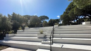 A set of concrete steps with metal railings, surrounded by greenery and trees. - Prestige Relax, private Bastidons and exclusive setting on 4 hectares with swimming pool (Fréjus)