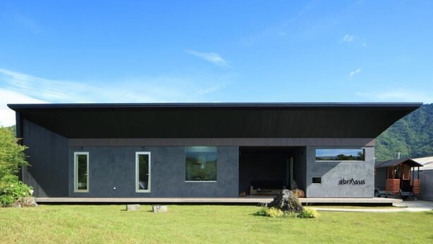 Un bâtiment moderne doté d’un toit plat et de grandes fenêtres.