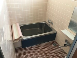 A bathroom with a bathtub, a shower, and a toilet. - Heart Land Hills In Noto 21 Yachtharbor Nomieru Ie (Nanao)