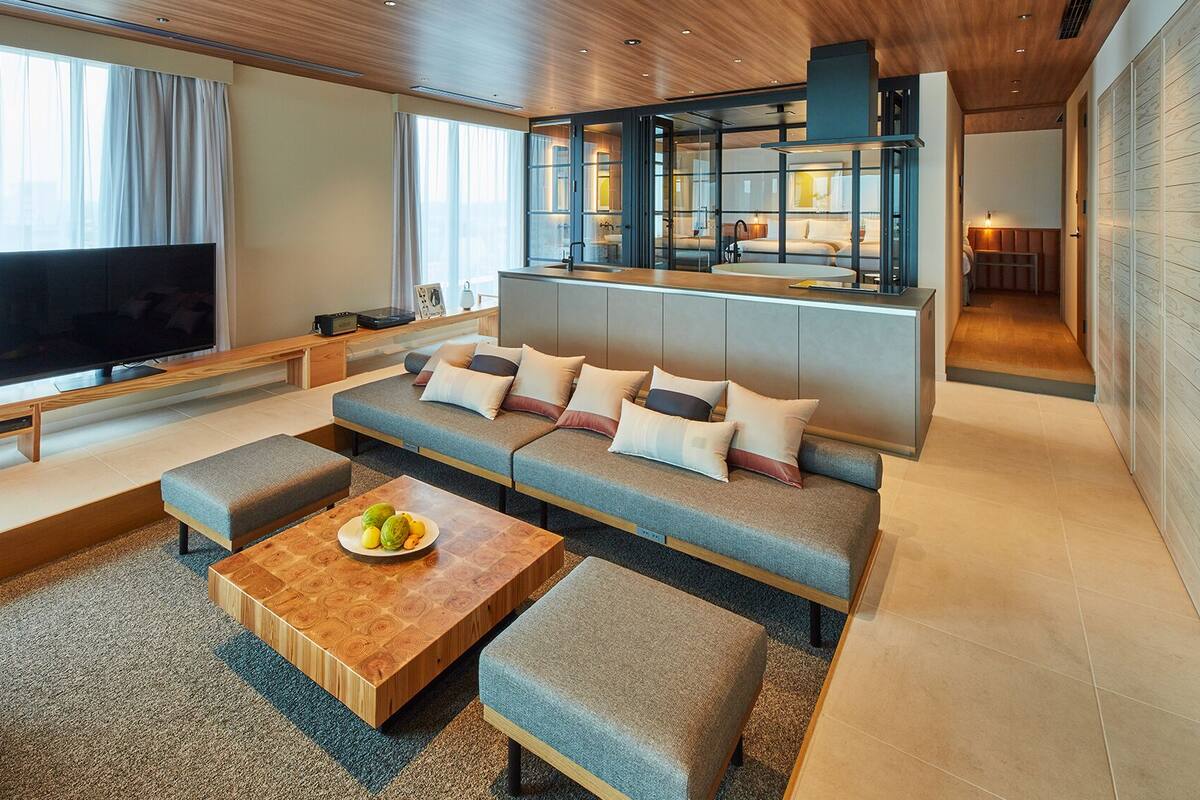 Een moderne woonkamer met een bank, salontafel en televisie.