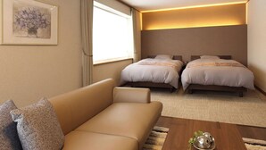 Une chambre d’hôtel avec deux lits, un canapé, une table basse et un tableau encadré au mur.