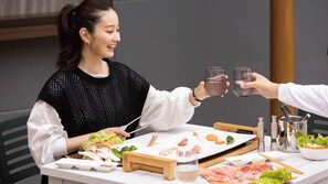 Taula de dinar amb diversos plats i utensilis, indicant un àpat.