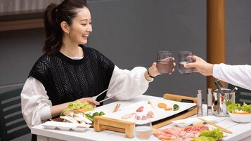 Una mesa de comedor con diferentes alimentos y utensilios, indicando un ambiente para comer.