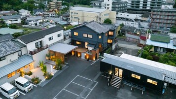 Un edificio de varios pisos con un estacionamiento al frente.