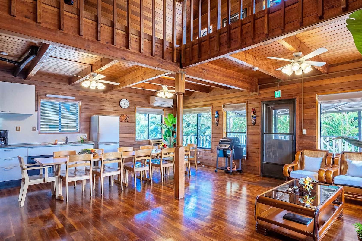 Un interior espacioso de madera con comedor, cocina y zona de estar.
