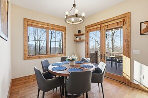 Dining - Birch and Squirrel - Quiet Luxury, Near Great Camp & Downtown Banner Elk (Banner Elk)