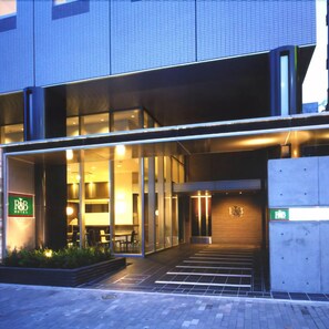 A modern building with a glass facade, a reception area with a sign, and a clear entrance. - Washington R&B Hotel Tokyo Toyocho (Tokyo)