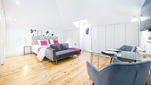 Ein modernes Schlafzimmer mit einem Bett, einem Glastisch und einem Stuhl.