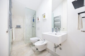 Shower, hair dryer, bidet, towels - Stylish Comfy and Peaceful Studio Apartment with A/C (Lisboa)