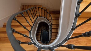 Eine Wendeltreppe mit Holzvertäfelung und Metallgeländern.