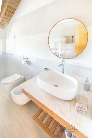 Shower, hair dryer, bidet, towels - Estrella Garden • Shaula 304 New Modern Penthouse (Dominicus)