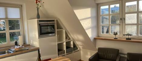 Réfrigérateur, micro-ondes, four, plaque de cuisson