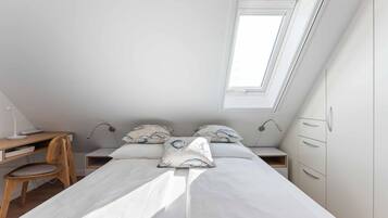 2 bedrooms, iron/ironing board, WiFi, bed sheets